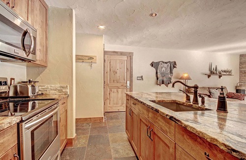 Lakeside Village Condo | Large Luxury Condo/Located on Keystone Lake/Private Patio with Grill