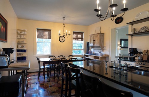 Hudson House | Large pool 4-bedroom farmhouse in Hudson with Mountain View’s pet friendly