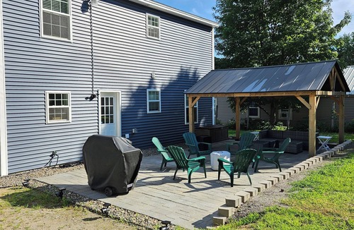 Meredith House | Large Private Yard, 4br home, Walk to town center