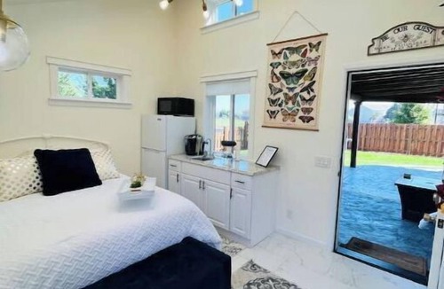 Redmond House | Light, bright & clean, studio guest suite with private entrance and hot tub!