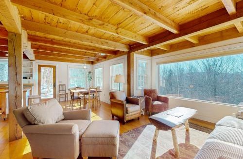 Moretown House | Light-filled Retreat in Mad River Valley