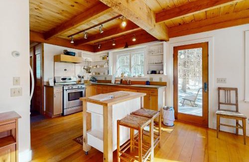 Moretown House | Light-filled Retreat in Mad River Valley