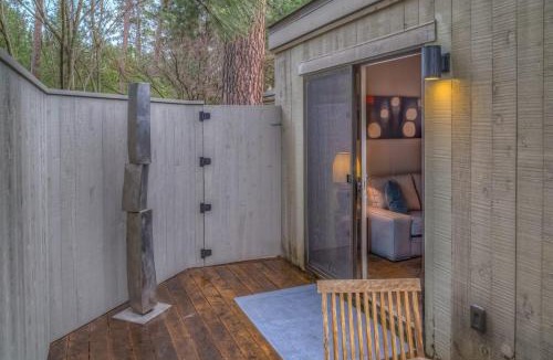 Black Butte Ranch House | Lodge Room 006