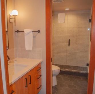 Black Butte Ranch House | Lodge Room 015