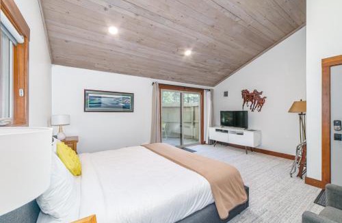 Black Butte Ranch House | Lodge Room 019