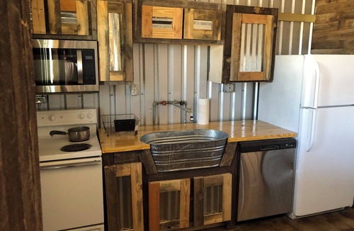 Dublin Cabin | Lodging 7min from Stephenville. 2bedroom, 2bathroom. Horse barn Stalls, Turnouts