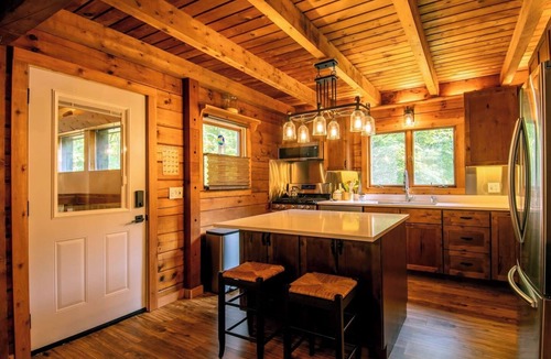 Yorkville Cabin | Log Cabin Oasis: Pickleball, Hot Tub, Deer, Corn Hole, Board Games, Arcade, Pets