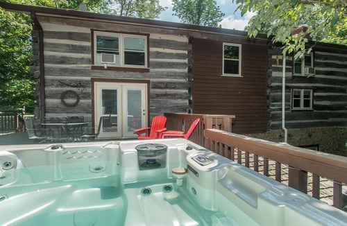 Gnaw Bone Cabin | Log Cabin on 5 Acres | Hot Tub, Game Room & Near Nashville 2BR, 2 BA
