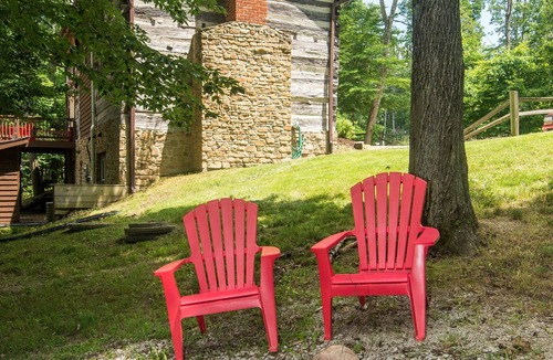 Gnaw Bone Cabin | Log Cabin on 5 Acres | Hot Tub, Game Room & Near Nashville 2BR, 2 BA