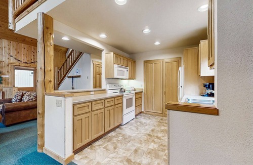 Redmond Ski Chalet | Log decor home with private hot tub, deck & shared pools & tennis