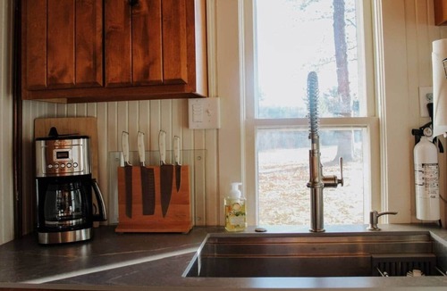 Portage Cabin | Log House: Historic Charm, Modern Comfort on 72 Acres+ Water