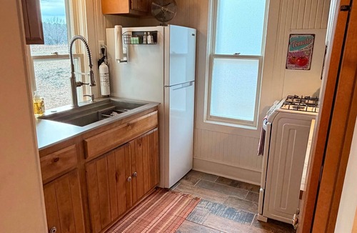 Portage Cabin | Log House: Historic Charm, Modern Comfort on 72 Acres+ Water