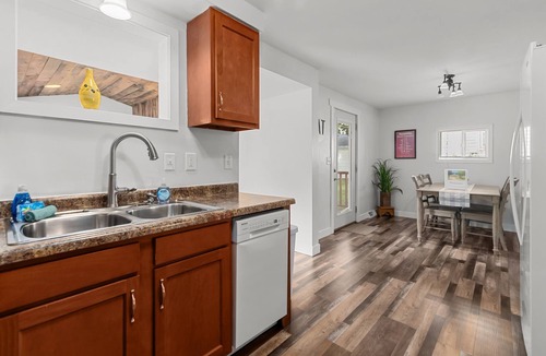 Green Bay House | Longsnap Langlade- King & Roomy! 12 Min. walk to Titletown District