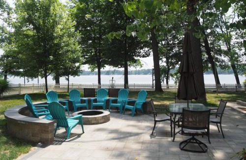 Sister Lakes House | Lorlee - A Large And Luxurious Lakefront Cottage!