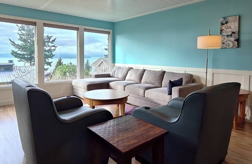 Des Moines House | Lovely 3-bedroom Farmhouse with Ocean views