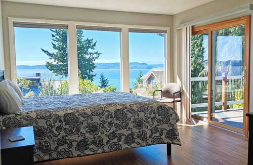 Des Moines House | Lovely 3-bedroom Farmhouse with Ocean views