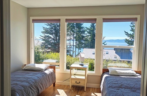 Des Moines House | Lovely 3-bedroom Farmhouse with Ocean views