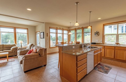 Winchester Bay Condo | Lovely 3-bedroom condo in Winchester Bay #1600 Pointe Condominiums