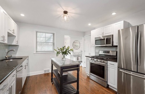 Fairfield House | Lovely 5 Bedroom Beach House with Large Backyard - Walk to Beach, Town or Train