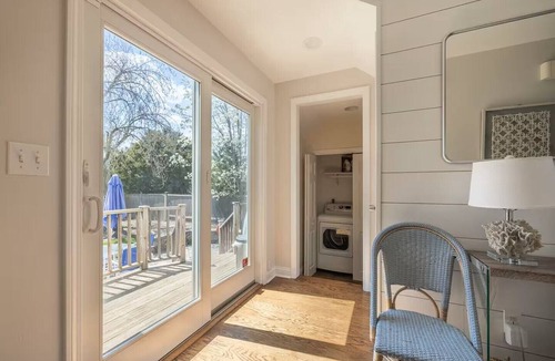 Fairfield House | Lovely 5 Bedroom Beach House with Large Backyard - Walk to Beach, Town or Train