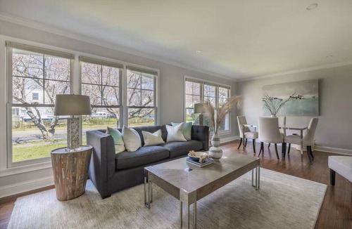 Fairfield House | Lovely 5 Bedroom Beach House with Large Backyard - Walk to Beach, Town or Train