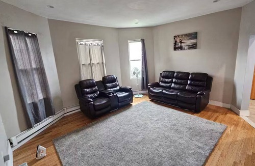 Roxbury Apartment | Lovely fully equipped 4-bedroom apartment in charming Boston with parking.