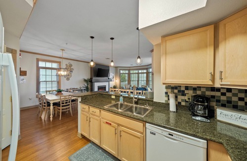 Sheboygan Villa | Lovely Lake Lookout - Cozy Condo Steps from Lake