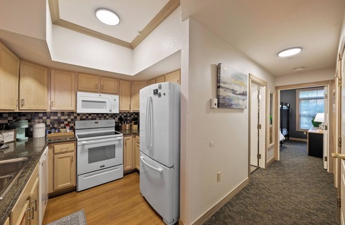 Sheboygan Villa | Lovely Lake Lookout - Cozy Condo Steps from Lake