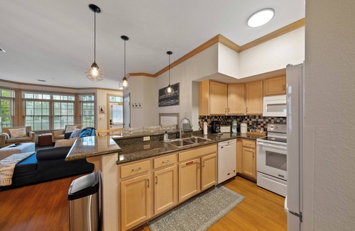 Sheboygan Villa | Lovely Lake Lookout - Cozy Condo Steps from Lake