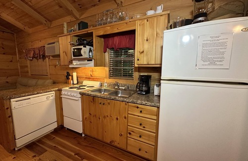 Candler Cabin | “Lovey Dovey: Your Romantic Asheville Cabin Escape”