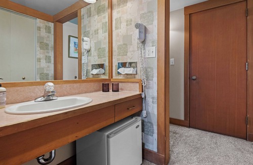 Black Butte Ranch Condo | LR029 | Lodge Condo with a King Bed and private fenced in patio.