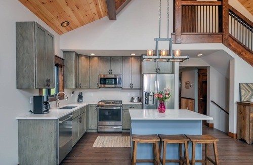 Waterfront Greens House | Lucky Bear Lakeside | Pet Friendly, Lake, Hot Tub!