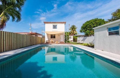 West Little Havana House | Lux 6BR Villa with Pool, King Beds and Top Amenities