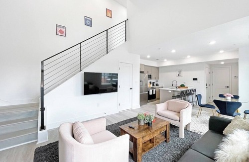 Brookland Bed & Breakfast | LUX Brookland Penthouse with RoofDeck & Skyline View