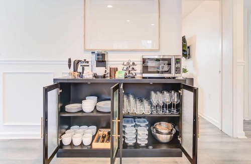 Arlington Views Apartment | Luxe 3BR & Parking with Outdoor Oasis | 6min to DC