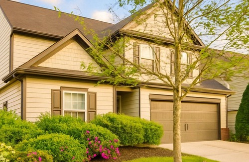 Oakwood House | Luxe 4 Bed Retreat: Sleeps 8 & Mins Lake Lanier