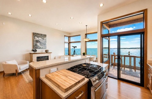 Langley Villa | Luxe Beachfront Condo in the heart of Langley