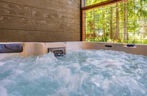 Ashford House | Luxe Chalet at Rainier Entrance with Hot Tub-AC-WiFi