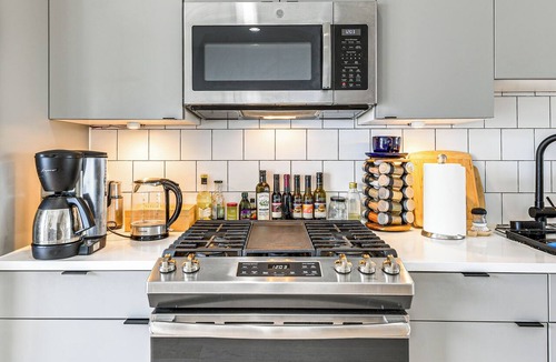 Park View Condo | Luxe NW DC Condo w/Rooftop Deck: .7 Mi to Howard
