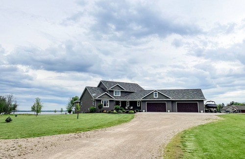 Winneconne House | Luxurious Lakefront Escape – Premier EAA Rental with Breathtaking Views