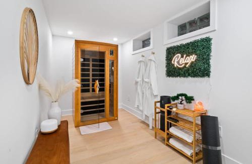 Cuyahoga County House | Luxurious Retreat with Sauna and Modern Design