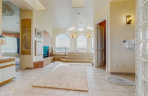 Florence House | Luxurious Riverfront House withRiver Views, Private Sauna, Pool Table, & Free WiFi