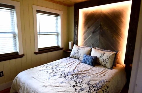 Springvale Cabin | Luxurious Tree House with Hot Tub and Firepit, Perched over Littlefield Pond, Perfect for a Relaxing Weekend Getaway near Portland, Maine