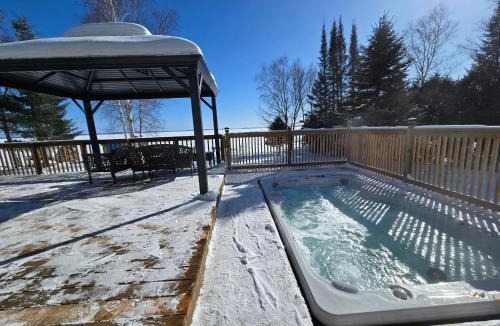 Wahnapitae First Nation House | Luxurious waterfront retreat