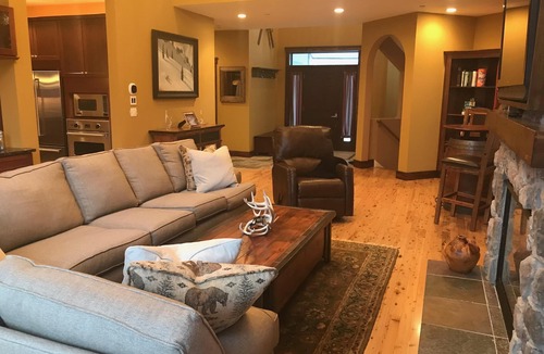 West Dover House | Luxury 5 Bedroom Ski-Home w/Private Hot Tub for your Vermont Escape @ Mount Snow