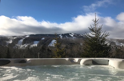 West Dover House | Luxury 5 Bedroom Ski-Home w/Private Hot Tub for your Vermont Escape @ Mount Snow