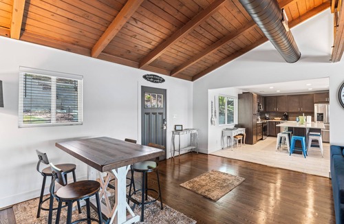 Talladega House | Luxury and Cozy Talladega Lakefront retreat with the best sunset views!