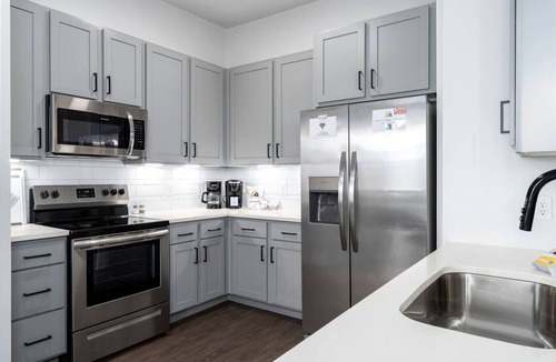 Crestline Heights Apartment | Luxury Apartment - Pool, Restaurants & Shopping