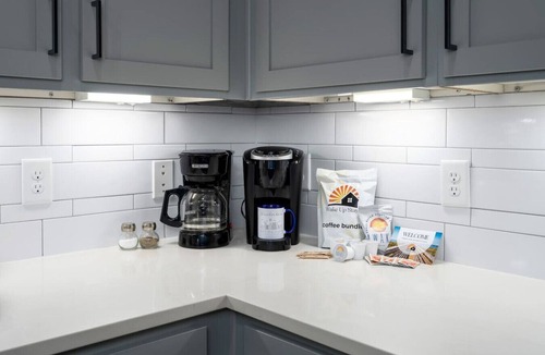Crestline Heights Apartment | Luxury Apartment - Pool, Restaurants & Shopping