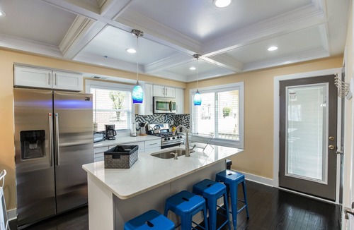 Benning House | Luxury contemporary stylish rowhouse + free parking; perfect for large groups